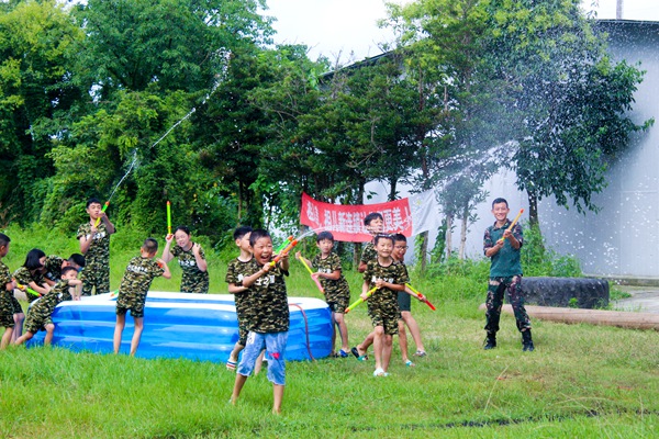 黔江夏令營玩水戰活動